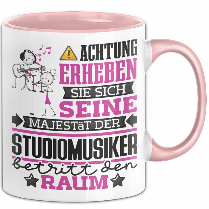 Studiomusiker Geschenk Tasse Lustiger Spruch Erheben Sie Sich Der Studiomusiker Betritt den Raum Rosa Trendation