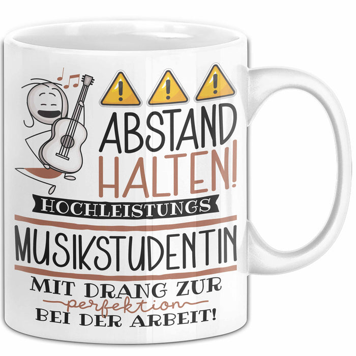 Musikstudentin Tasse Geschenk Lustig Abstand Halten Hochleistungs-Musikstudentin Mit Drang Zur Perfektion Bei Der Arbeit Weiß Trendation