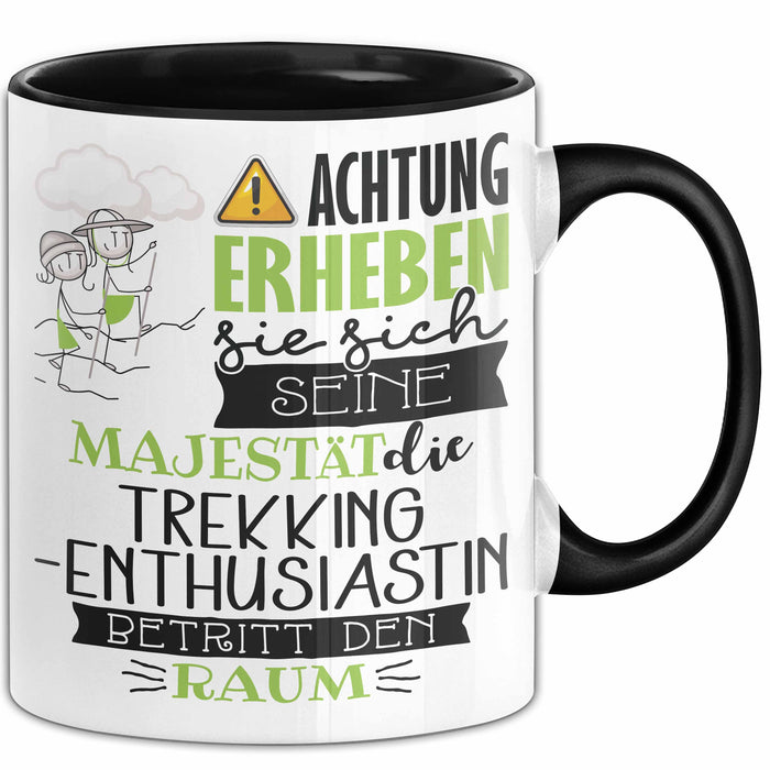 Trekking-Enthusiastin Tasse Geschenk Lustiger Spruch Bitte Erheben Sie Sich Seine Majestät Die Trekking-Enthusiastin Betritt Den Raum Schwarz Trendation