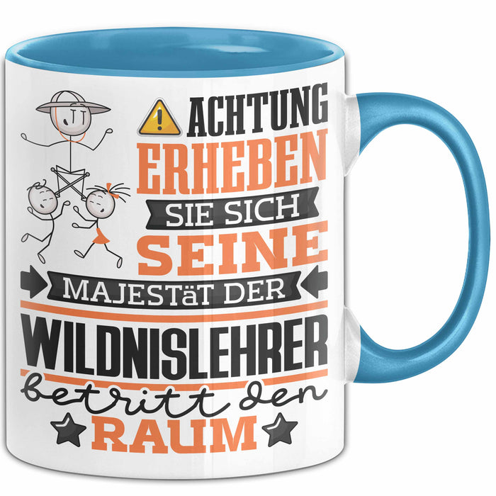 Wildnislehrer Geschenk Tasse Lustiger Spruch Erheben Sie Sich Der Wildnislehrer Betritt den Raum Blau Trendation