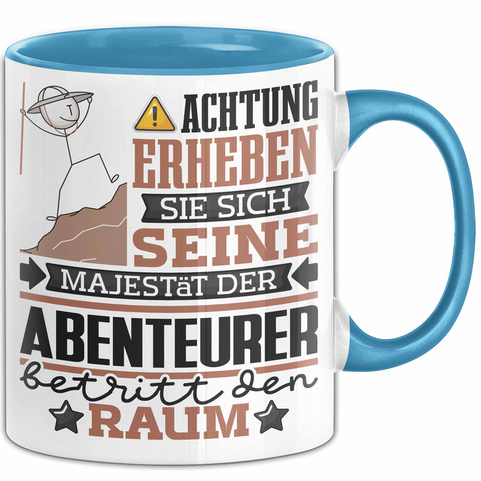 Abenteurer Geschenk Tasse Lustiger Spruch Erheben Sie Sich Der Abenteurer Betritt den Raum Blau Trendation