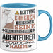 Abenteurer Geschenk Tasse Lustiger Spruch Erheben Sie Sich Der Abenteurer Betritt den Raum Blau Trendation