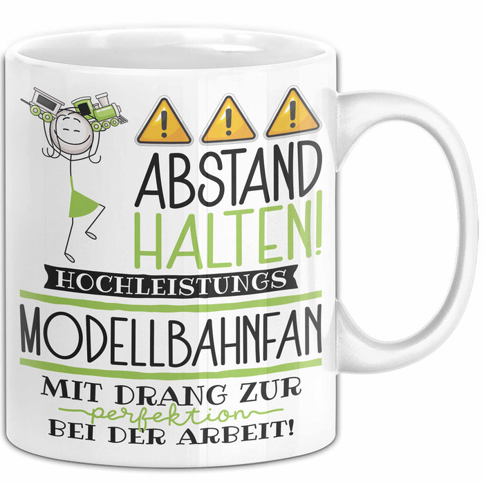 Modellbahnfan Tasse Geschenk Lustig Abstand Halten Hochleistungs-Modellbahnfan Mit Drang Zur Perfektion Bei Der Arbeit Weiß Trendation