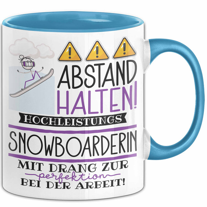 Snowboarderin Tasse Geschenk Lustig Abstand Halten Hochleistungs-Snowboarderin Mit Drang Zur Perfektion Bei Der Arbeit Blau Trendation