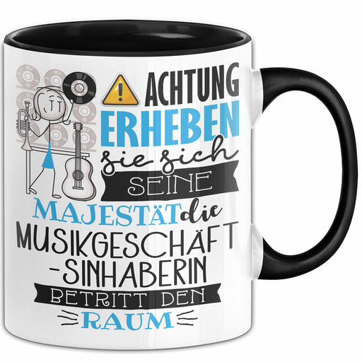 Musikgeschäftsinhaberin Tasse Geschenk Lustiger Spruch Bitte Erheben Sie Sich Seine Majestät Die Musikgeschäftsinhaberin Betritt Den Raum Schwarz Trendation