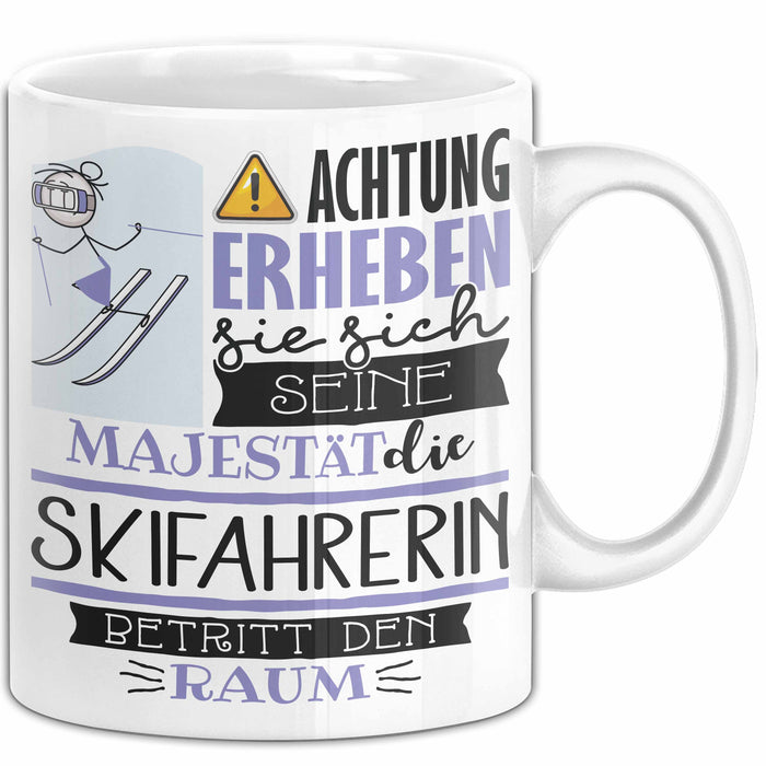 Skifahrerin Tasse Geschenk Lustiger Spruch Bitte Erheben Sie Sich Seine Majestät Die Skifahrerin Betritt Den Raum Weiß Trendation