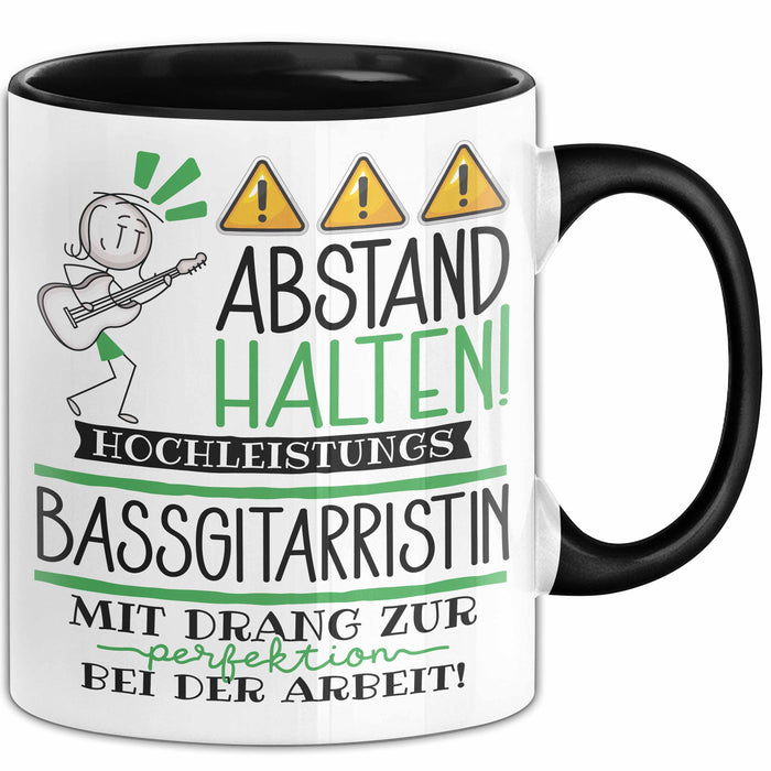 Bassgitarristin Tasse Geschenk Lustig Abstand Halten Hochleistungs-Bassgitarristin Mit Drang Zur Perfektion Bei Der Arbeit Trendation