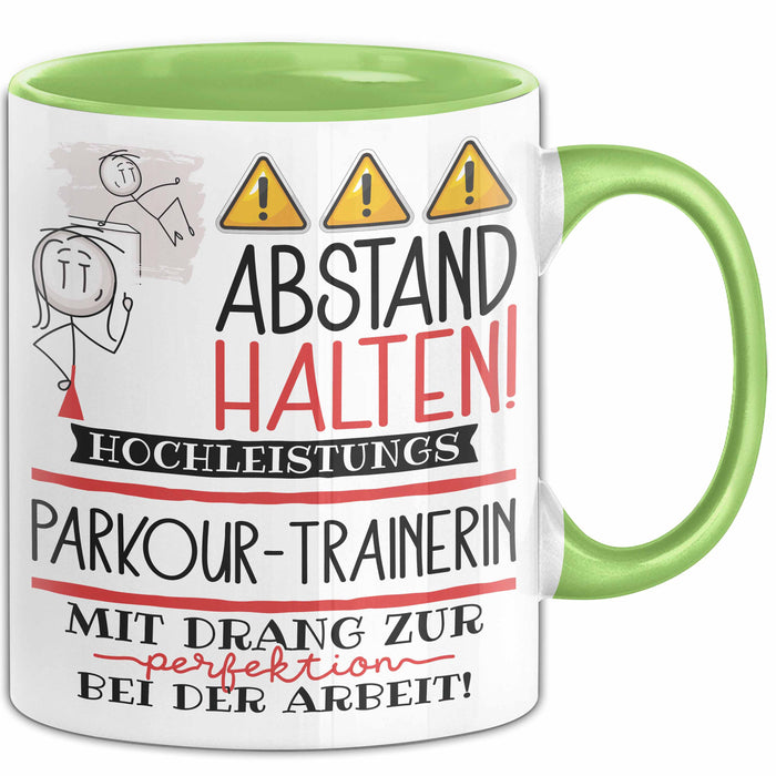Parkour-Trainerin Tasse Geschenk Lustig Abstand Halten Hochleistungs-Parkour-Trainerin Mit Drang Zur Perfektion Bei Der Arbeit Grün Trendation