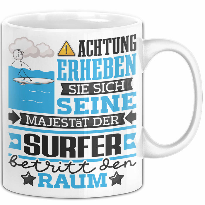 Surfer Geschenk Tasse Lustiger Spruch Erheben Sie Sich Der Surfer Betritt den Raum Weiß Trendation
