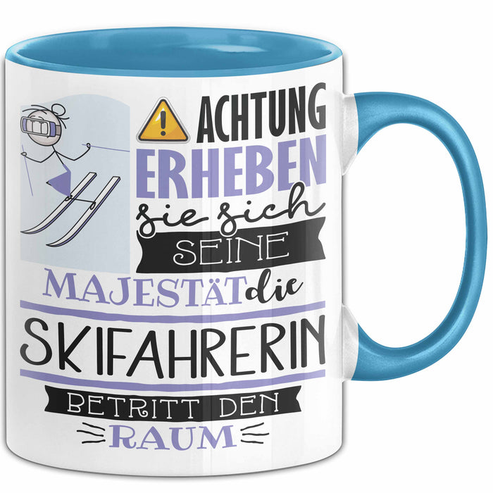 Skifahrerin Tasse Geschenk Lustiger Spruch Bitte Erheben Sie Sich Seine Majestät Die Skifahrerin Betritt Den Raum Blau Trendation