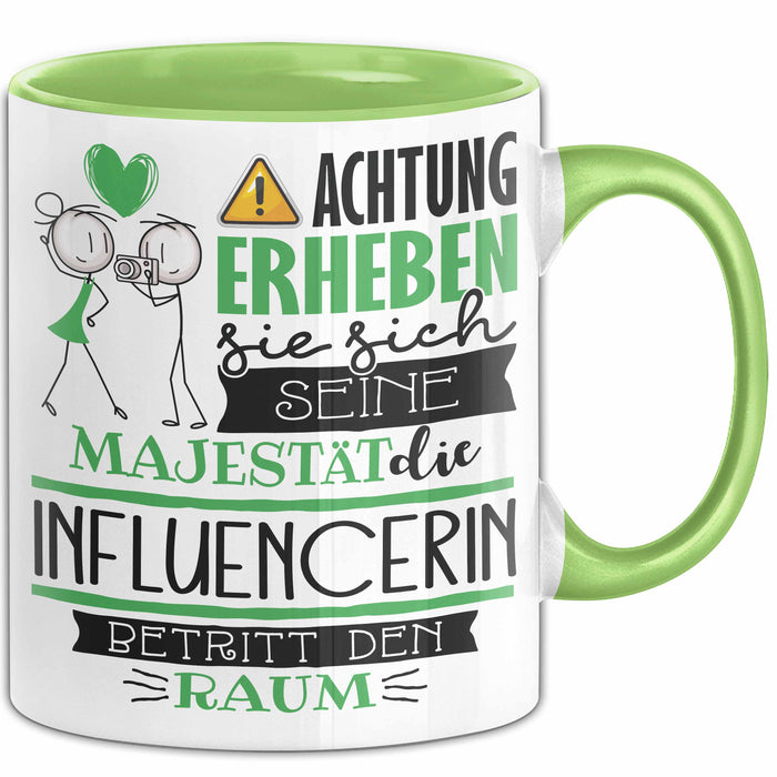 Influencerin Tasse Geschenk Lustiger Spruch Bitte Erheben Sie Sich Seine Majestät Die Influencerin Betritt Den Raum Grün Trendation