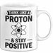 Chemiker Chemielehrer Tasse Geschenk Lustige Geschenkidee Spruch Denk Wie Ein Proton Bleib Positiv Weiß Trendation