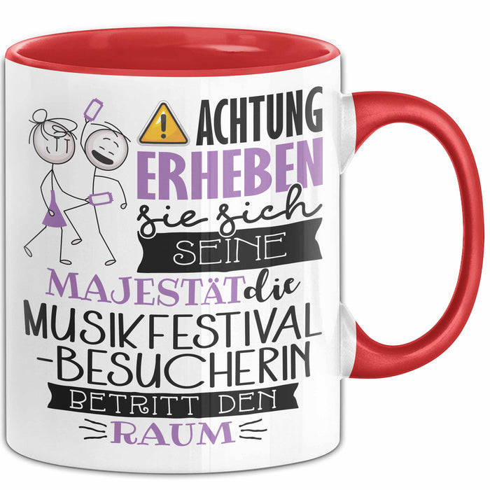 Musikfestival-Besucherin Tasse Geschenk Lustiger Spruch Bitte Erheben Sie Sich Seine Majestät Die Musikfestival-Besucherin Betritt Den Raum Rot Trendation