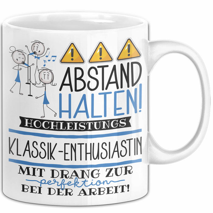 Klassik-Enthusiastin Tasse Geschenk Lustig Abstand Halten Hochleistungs-Klassik-Enthusiastin Mit Drang Zur Perfektion Bei Der Arbeit Weiß Trendation