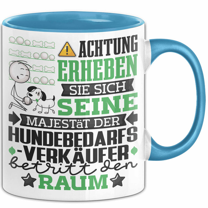 Hundebedarfsverkäufer Geschenk Tasse Lustiger Spruch Erheben Sie Sich Der Hundebedarfsverkäufer Betritt den Raum Blau Trendation