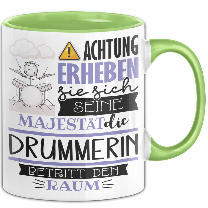 Drummerin Tasse Geschenk Lustiger Spruch Bitte Erheben Sie Sich Seine Majestät Die Drummerin Betritt Den Raum Grün Trendation