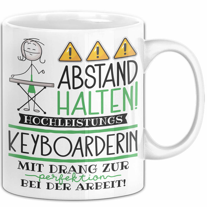 Keyboarderin Tasse Geschenk Lustig Abstand Halten Hochleistungs-Keyboarderin Mit Drang Zur Perfektion Bei Der Arbeit Weiß Trendation