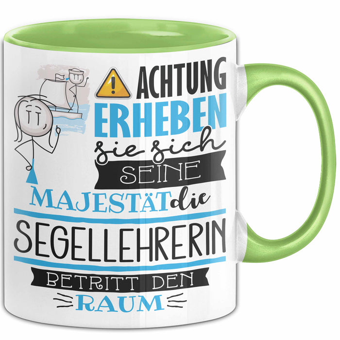 Segellehrerin Tasse Geschenk Lustiger Spruch Bitte Erheben Sie Sich Seine Majestät Die Segellehrerin Betritt Den Raum Grün Trendation