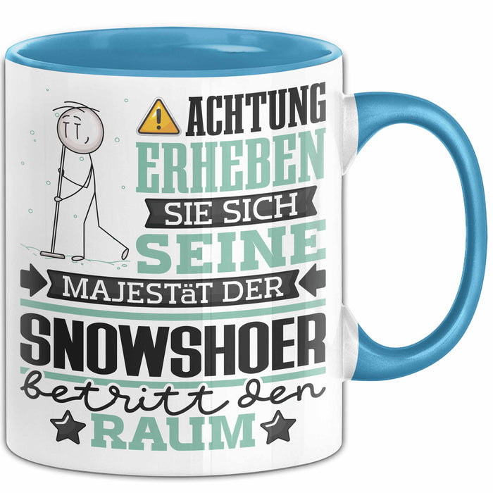 Snowshoer Geschenk Tasse Lustiger Spruch Erheben Sie Sich Der Snowshoer Betritt den Raum Blau Trendation