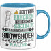 Snowshoer Geschenk Tasse Lustiger Spruch Erheben Sie Sich Der Snowshoer Betritt den Raum Blau Trendation