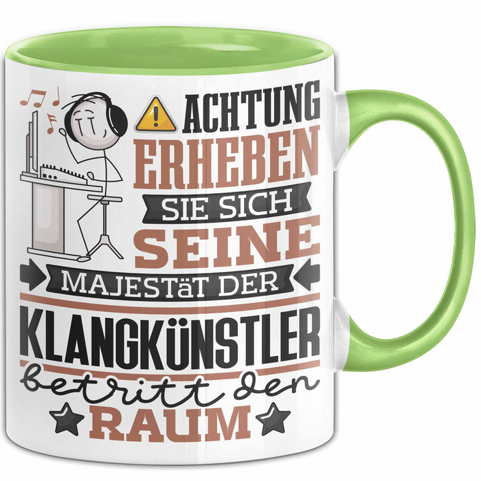 Klangkünstler Geschenk Tasse Lustiger Spruch Erheben Sie Sich Der Klangkünstler Betritt den Raum Grün Trendation