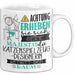 Katzenspielzeug-Designerin Tasse Geschenk Lustiger Spruch Bitte Erheben Sie Sich Seine Majestät Die Katzenspielzeug-Designerin Betritt Den Raum Weiß Trendation