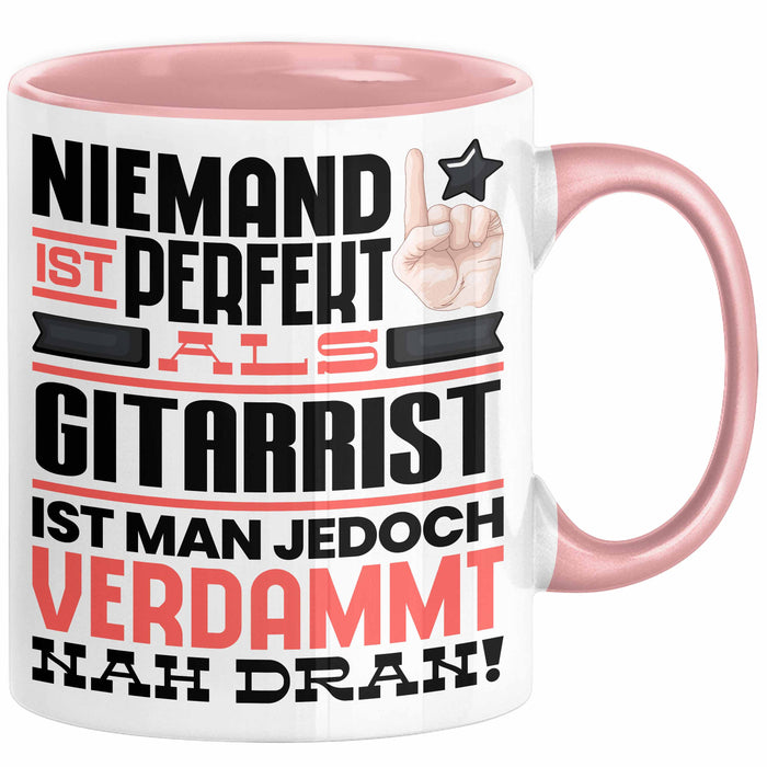 Gitarrist Geschenk Tasse Lustige Geschenkidee für Gitarrist Geburtstag Kaffee-Becher Niemand Ist Perfekt Aber Als Gitarrist Ist Man Nah Dran Rosa Trendation
