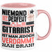 Gitarrist Geschenk Tasse Lustige Geschenkidee für Gitarrist Geburtstag Kaffee-Becher Niemand Ist Perfekt Aber Als Gitarrist Ist Man Nah Dran Rosa Trendation