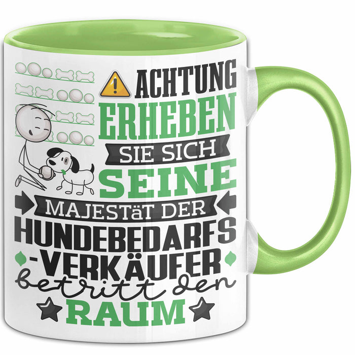 Hundebedarfsverkäufer Geschenk Tasse Lustiger Spruch Erheben Sie Sich Der Hundebedarfsverkäufer Betritt den Raum Grün Trendation