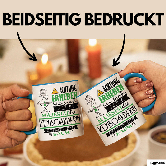 Keyboarderin Tasse Geschenk Lustiger Spruch Bitte Erheben Sie Sich Seine Majestät Die Keyboarderin Betritt Den Raum Blau Trendation