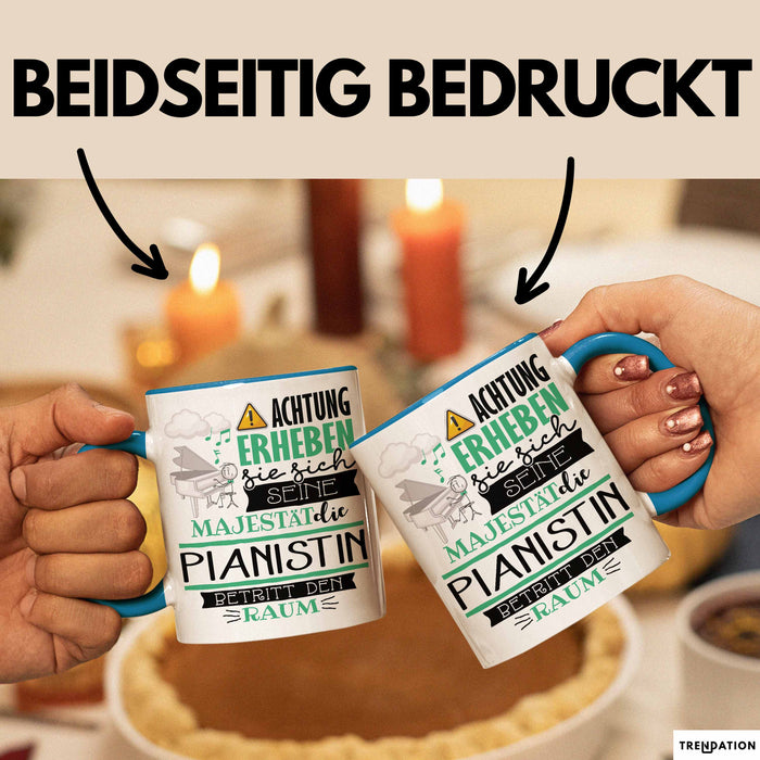 Pianistin Tasse Geschenk Lustiger Spruch Bitte Erheben Sie Sich Seine Majestät Die Pianistin Betritt Den Raum Blau Trendation