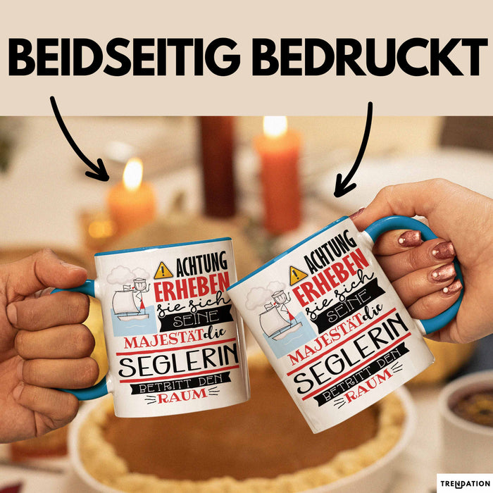 Seglerin Tasse Geschenk Lustiger Spruch Bitte Erheben Sie Sich Seine Majestät Die Seglerin Betritt Den Raum Blau Trendation
