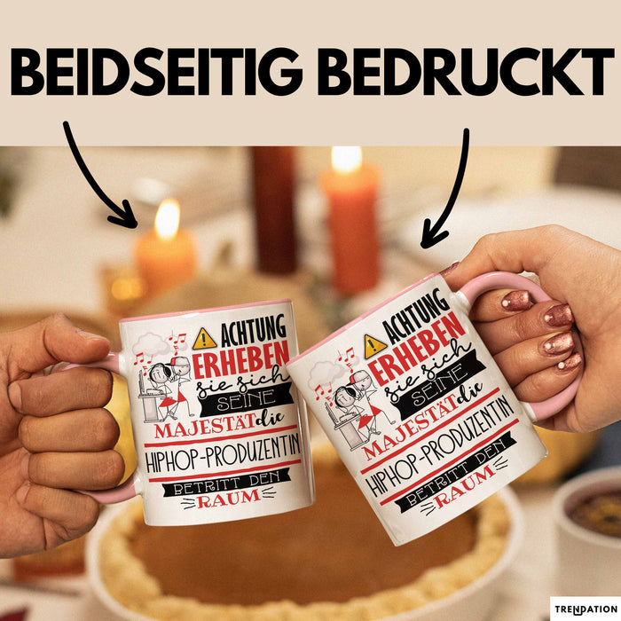 Hiphop-Produzentin Tasse Geschenk Lustiger Spruch Bitte Erheben Sie Sich Seine Majestät Die Hiphop-Produzentin Betritt Den Raum Rosa Trendation