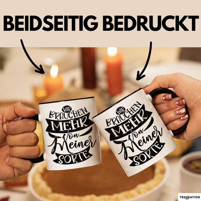 Lustiger Spruch Kaffee-Becher Geschenk für Kollegen Wir Brauchen Mehr Von Meiner Sorte Tasse Schwarz Trendation