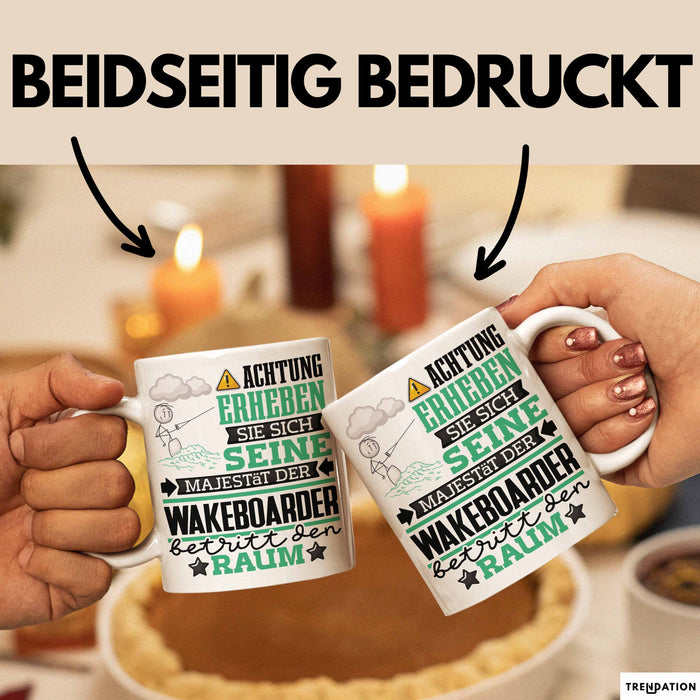 Wakeboarder Geschenk Tasse Lustiger Spruch Erheben Sie Sich Der Wakeboarder Betritt den Raum Weiß Trendation