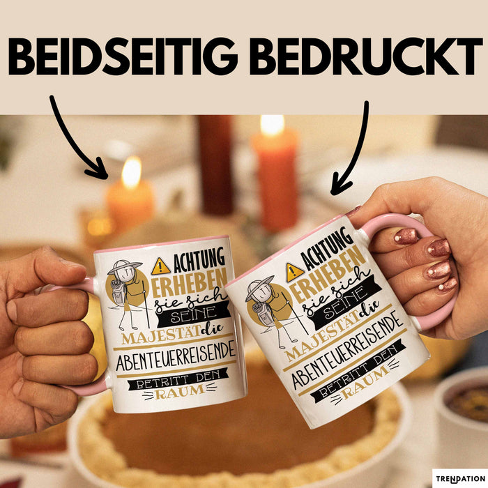 Abenteuerreisende Tasse Geschenk Lustiger Spruch Bitte Erheben Sie Sich Seine Majestät Die Abenteuerreisende Betritt Den Raum Rosa Trendation