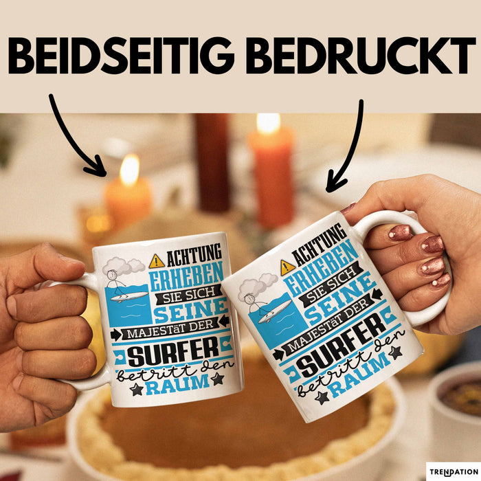 Surfer Geschenk Tasse Lustiger Spruch Erheben Sie Sich Der Surfer Betritt den Raum Weiß Trendation