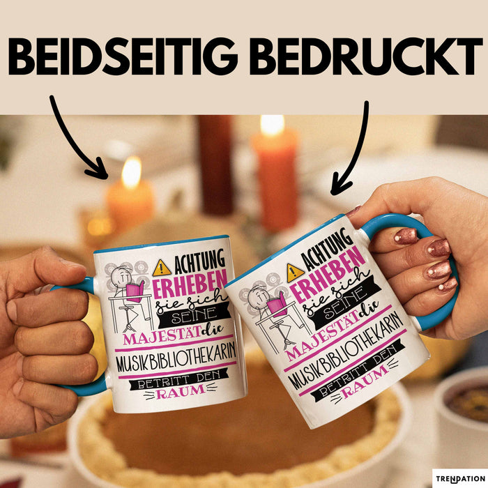 Musikbibliothekarin Tasse Geschenk Lustiger Spruch Bitte Erheben Sie Sich Seine Majestät Die Musikbibliothekarin Betritt Den Raum Blau Trendation