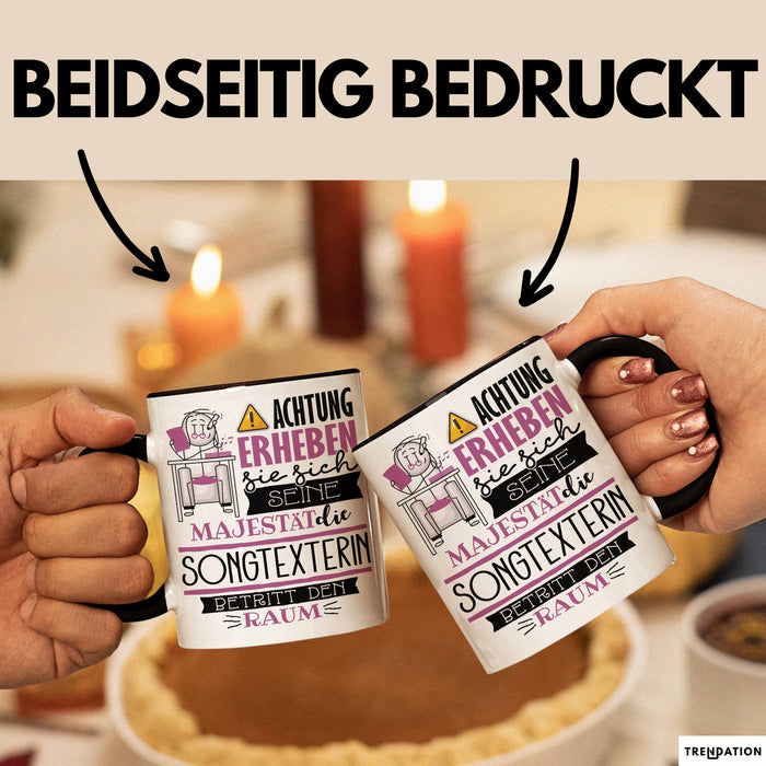 Songtexterin Tasse Geschenk Lustiger Spruch Bitte Erheben Sie Sich Seine Majestät Die Songtexterin Betritt Den Raum Schwarz Trendation