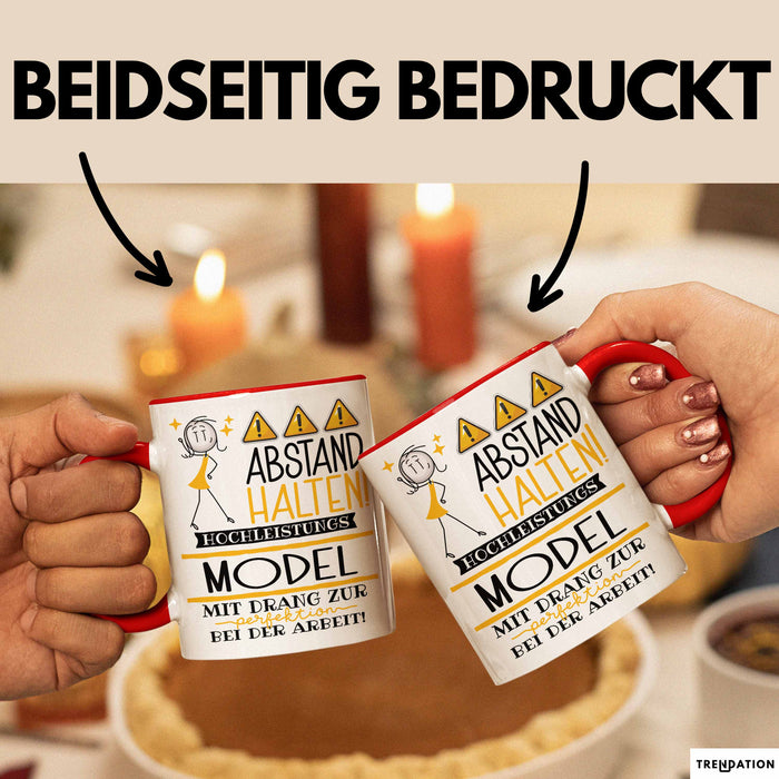 Model Tasse Geschenk Lustig Abstand Halten Hochleistungs-Model Mit Drang Zur Perfektion Bei Der Arbeit Rot Trendation