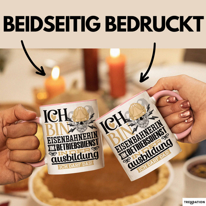 Eisenbahnerin im Betriebsdienst Ausbildung Start Geschenk Tasse Ich Bin Eisenbahnerin im Betriebsdienst In Der Ausbildung Ich Darf Das Kaffee-Becher Geschenkidee Rosa Trendation
