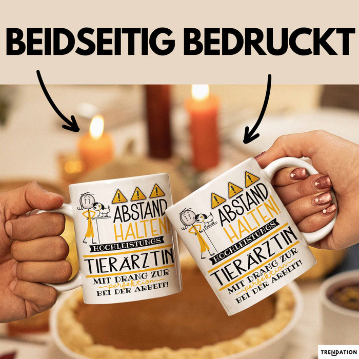 Tierärztin Tasse Geschenk Lustig Abstand Halten Hochleistungs-Tierärztin Mit Drang Zur Perfektion Bei Der Arbeit Weiß Trendation