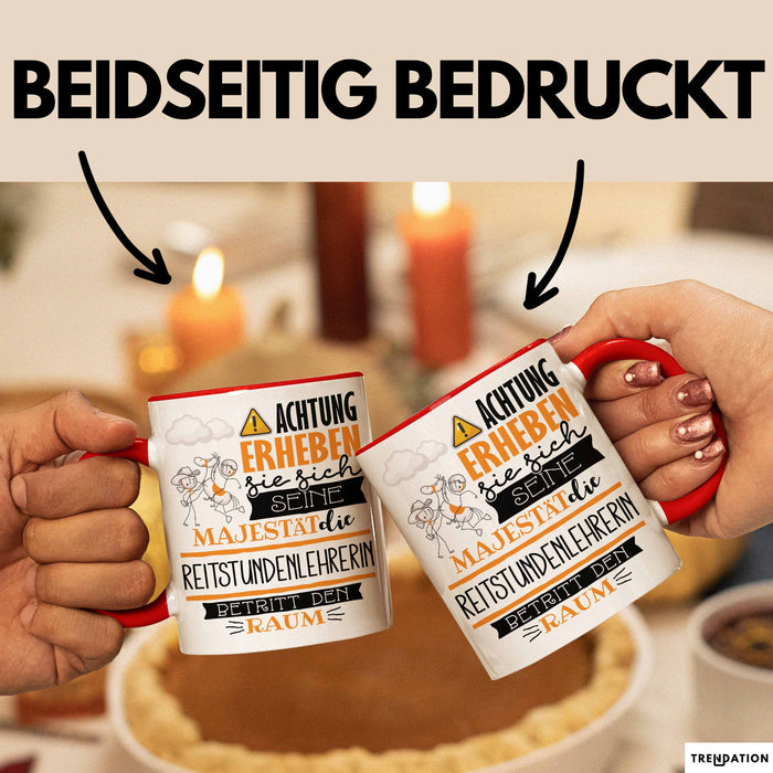 Reitstundenlehrerin Tasse Geschenk Lustiger Spruch Bitte Erheben Sie Sich Seine Majestät Die Reitstundenlehrerin Betritt Den Raum Rot Trendation