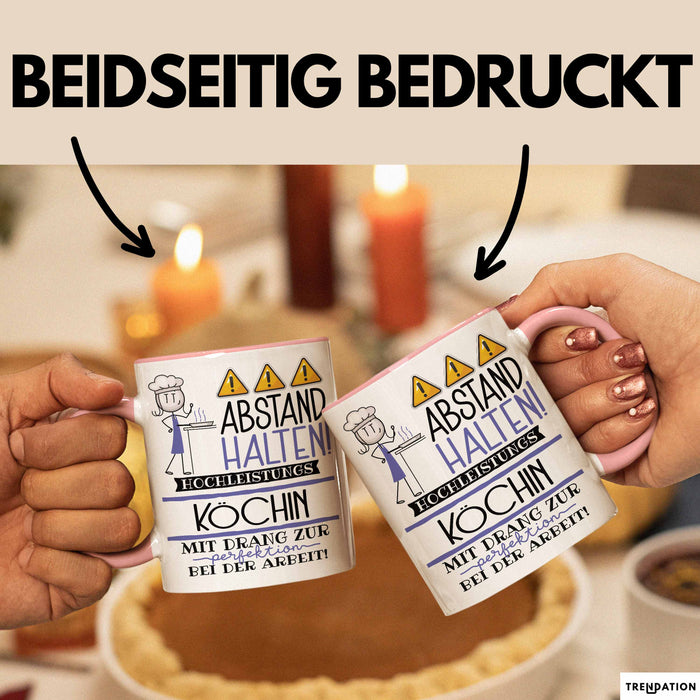 Köchin Tasse Geschenk Lustig Abstand Halten Hochleistungs-Köchin Mit Drang Zur Perfektion Bei Der Arbeit Rosa Trendation