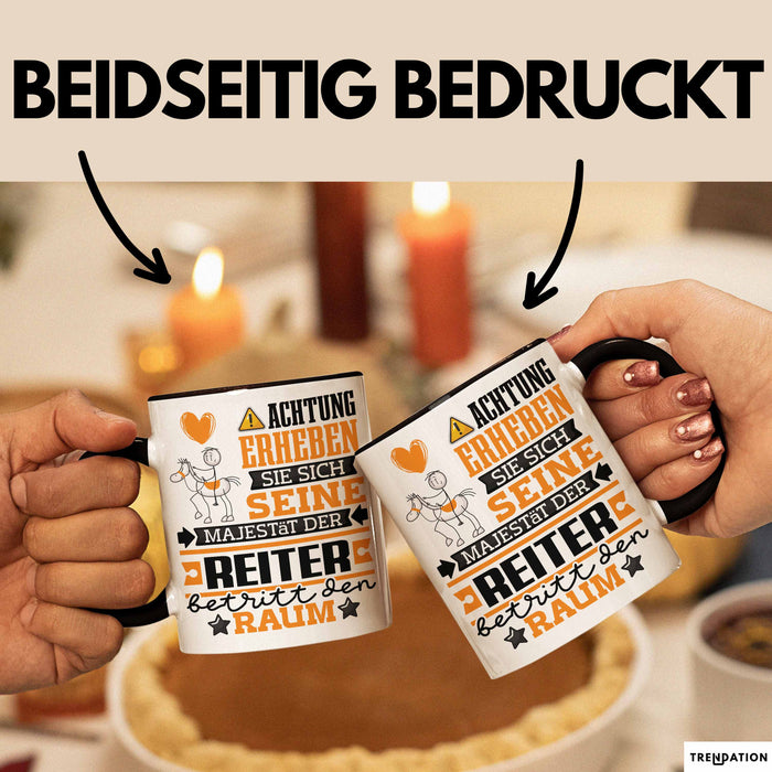 Reiter Geschenk Tasse Lustiger Spruch Erheben Sie Sich Der Reiter Betritt den Raum Schwarz Trendation