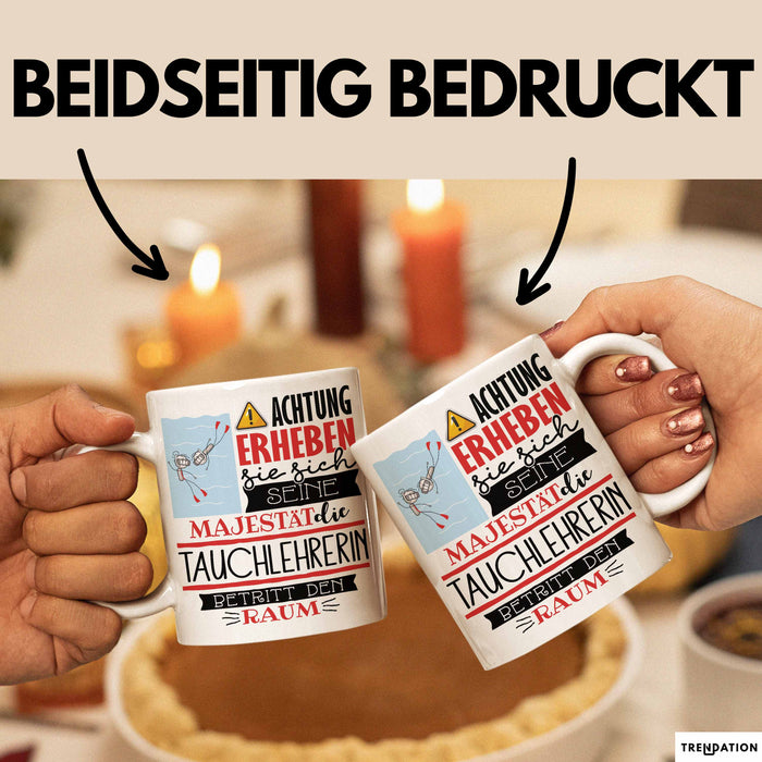 Tauchlehrerin Tasse Geschenk Lustiger Spruch Bitte Erheben Sie Sich Seine Majestät Die Tauchlehrerin Betritt Den Raum Weiß Trendation