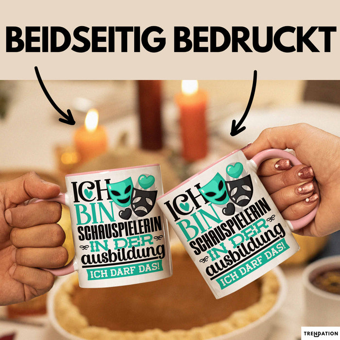 Schauspielerin Ausbildung Start Geschenk Tasse Ich Bin Schauspielerin In Der Ausbildung Ich Darf Das Kaffee-Becher Geschenkidee Rosa Trendation