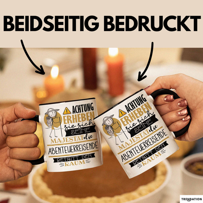 Abenteuerreisende Tasse Geschenk Lustiger Spruch Bitte Erheben Sie Sich Seine Majestät Die Abenteuerreisende Betritt Den Raum Schwarz Trendation