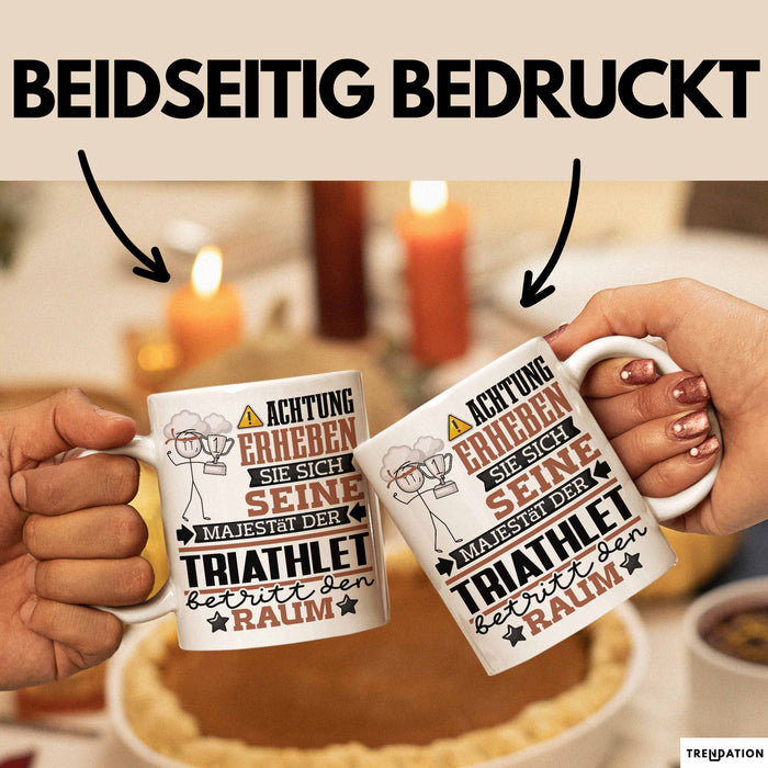 Triathlet Geschenk Tasse Lustiger Spruch Erheben Sie Sich Der Triathlet Betritt den Raum Weiß Trendation