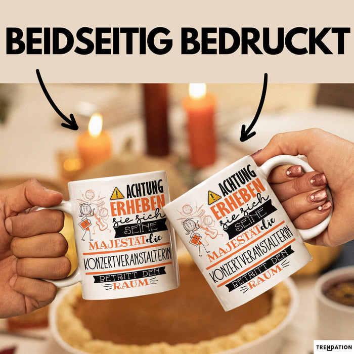 Konzertveranstalterin Tasse Geschenk Lustiger Spruch Bitte Erheben Sie Sich Seine Majestät Die Konzertveranstalterin Betritt Den Raum Weiß Trendation